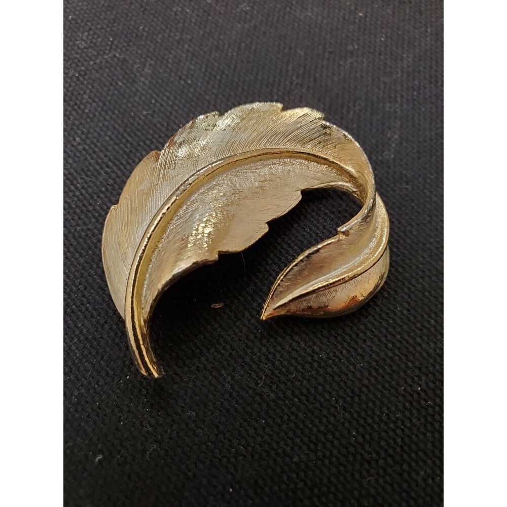 Vintage Signed Lisa Costume Jewelry Leaf - Gold Tone Brooch/Pin